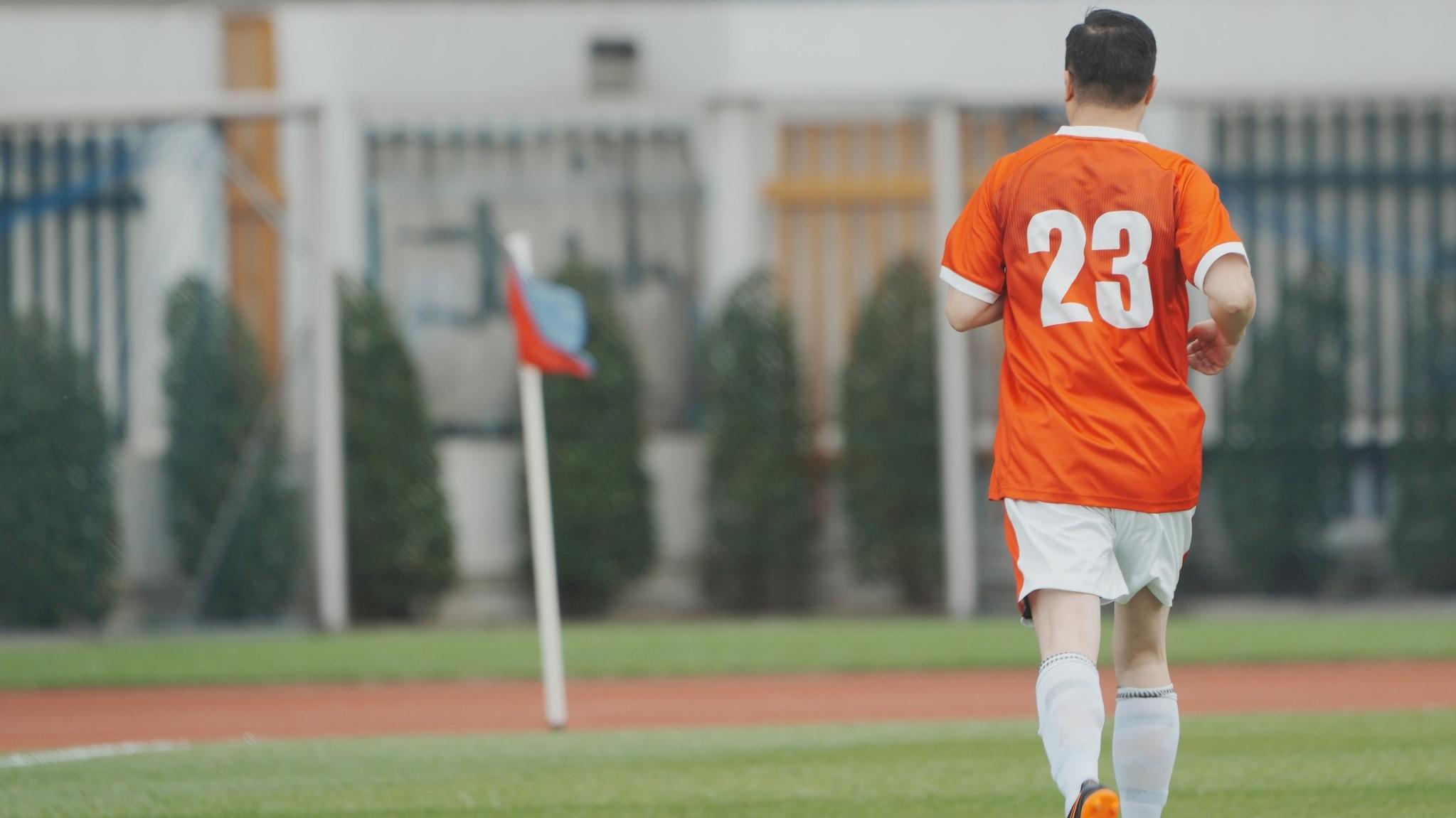 鄧炳強身穿23號球衣　指「背負23，迎難而上」｜Ray Online