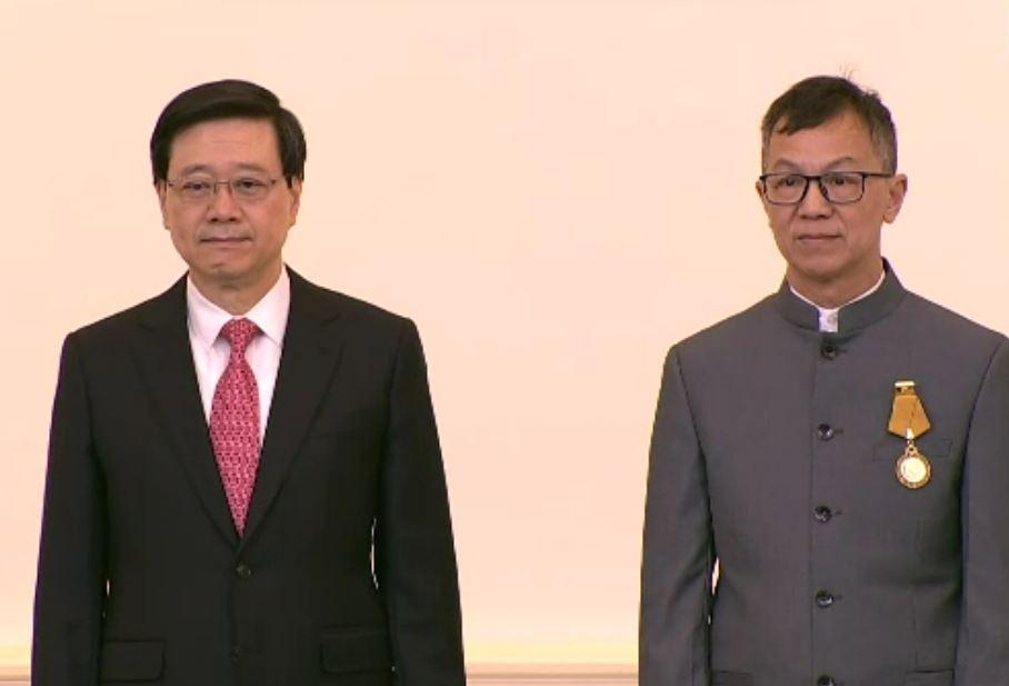 荷里活斬人案廚師輝哥獲銅英勇勳章。