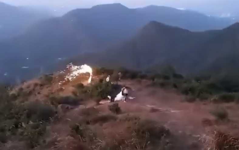 環保組織綠惜地球今日在 facebook 上載片段，指本星期初，提供片段的山友在大帽山行山時見到有人拍攝婚紗相，拍攝隊成員在新人背後燃放手持煙花