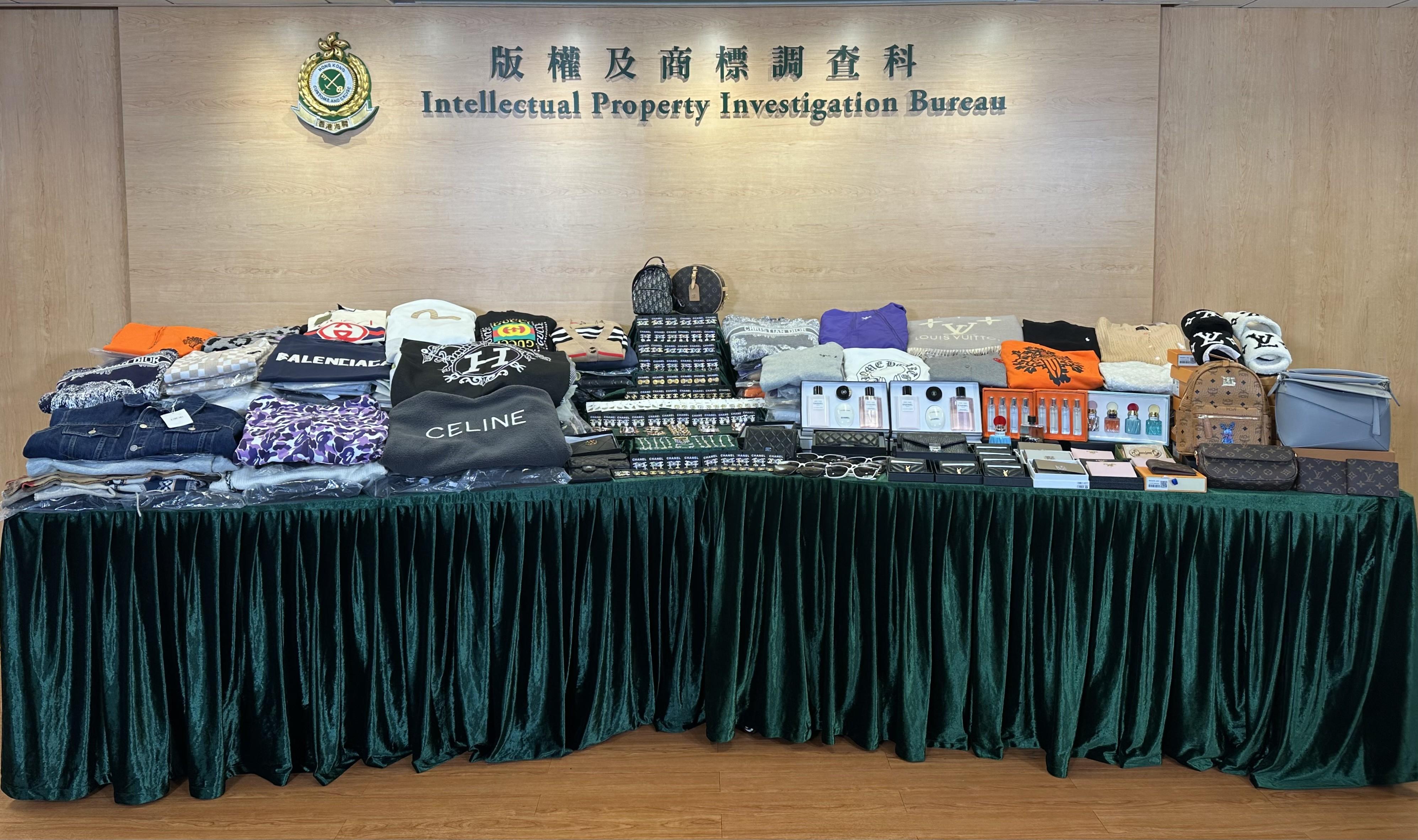 香港海關昨日（十一月十三日）採取執法行動，破獲一宗透過網上社交平台以直播形式售賣懷疑冒牌物品的案件。涉案的懷疑冒牌物品約有二千四百件，包括香水、衣服和飾物，估計市值約六十二萬元。圖示部分檢獲的懷疑冒牌物品。