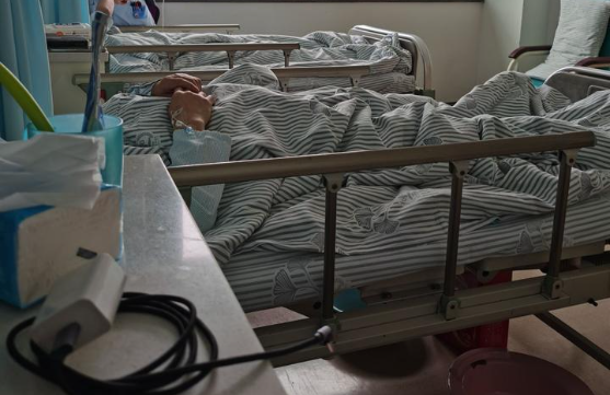 網上熱話丨6旬漢大鬧病房 逼9旬母改平安紙：層樓唔寫我名送你去老人院(圖片與事件無關)