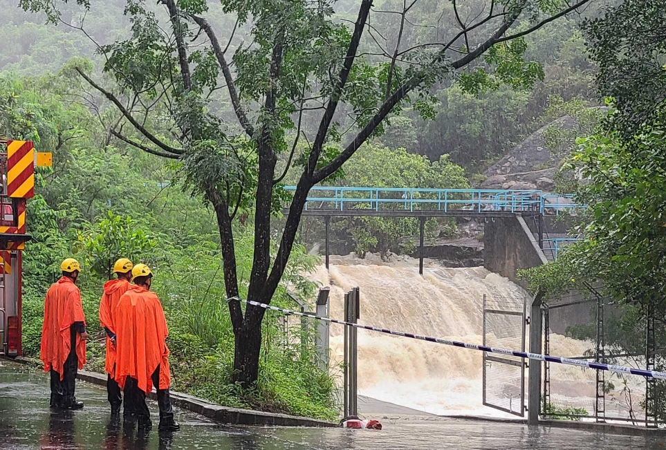 近年部分市民無視警告，在颱風或暴雨襲港期間仍進行戶外活動，令消防處及飛行服務隊需不時在惡劣天氣下展開搜索及救援行動。