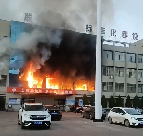 山西省呂梁市離石區一間煤業公司的4層高聯建樓建築物，今日(16日)早上近7時發生火災
