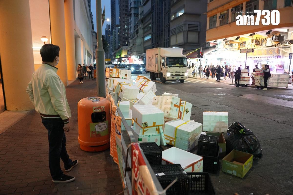 在公眾地方亂拋垃圾、吐痰、未經准許而展示招貼或海報，以及犬隻糞便弄污街道的定額罰款金額，已提高至3,000元。(資料圖片)