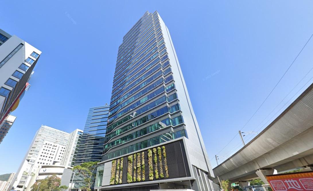 消息指，由內地富豪肖潭平持有的石門商廈W LUXE頂層連天台戶，最新以5,928萬元易手，成交價較3年前買入價大幅貶近7,000萬元。(網上截圖)