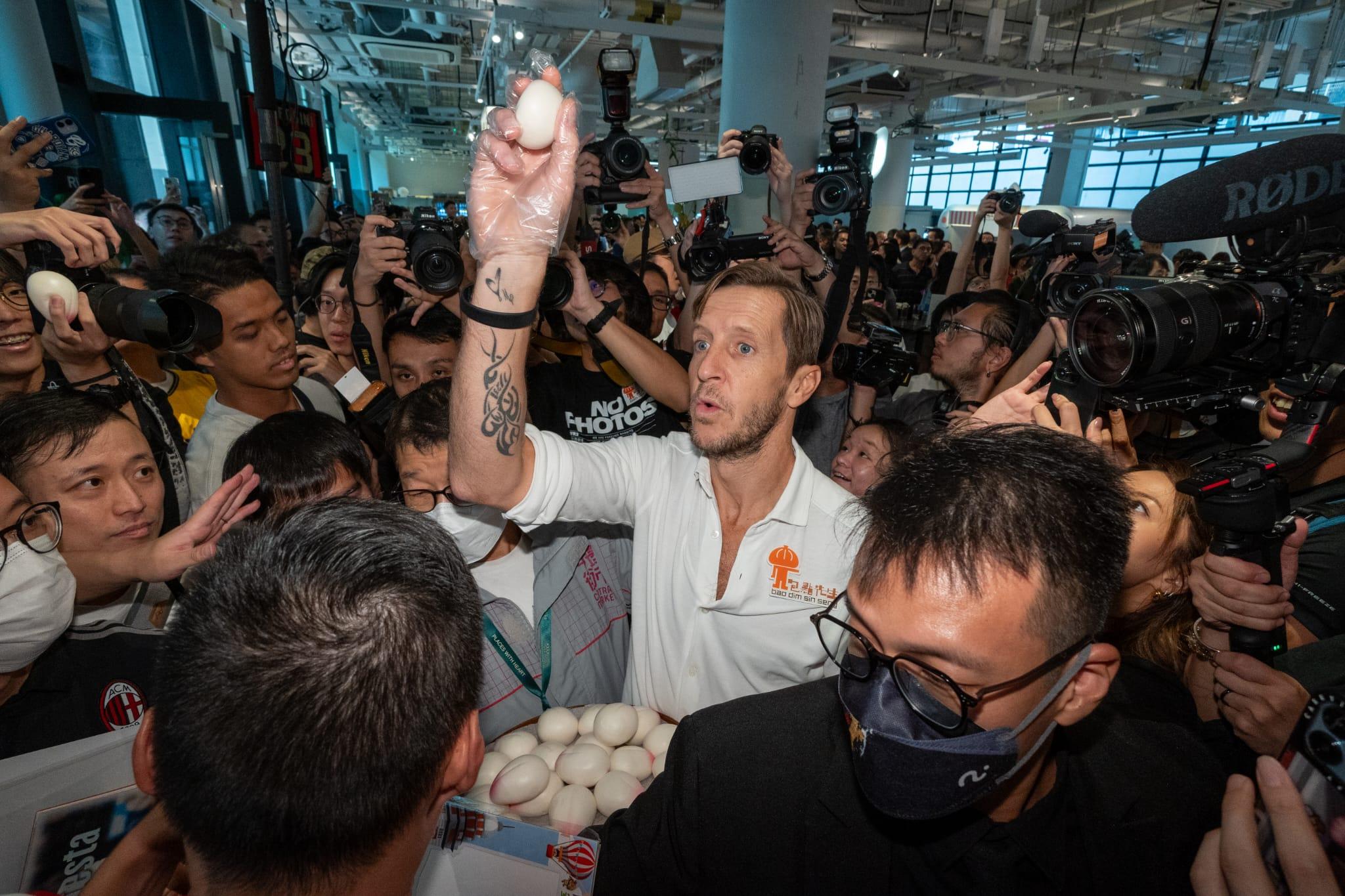 岩布仙尼訪港與冼迪琦派壽桃包 仲記得當年亞視台慶唱Happy Birthday to me 