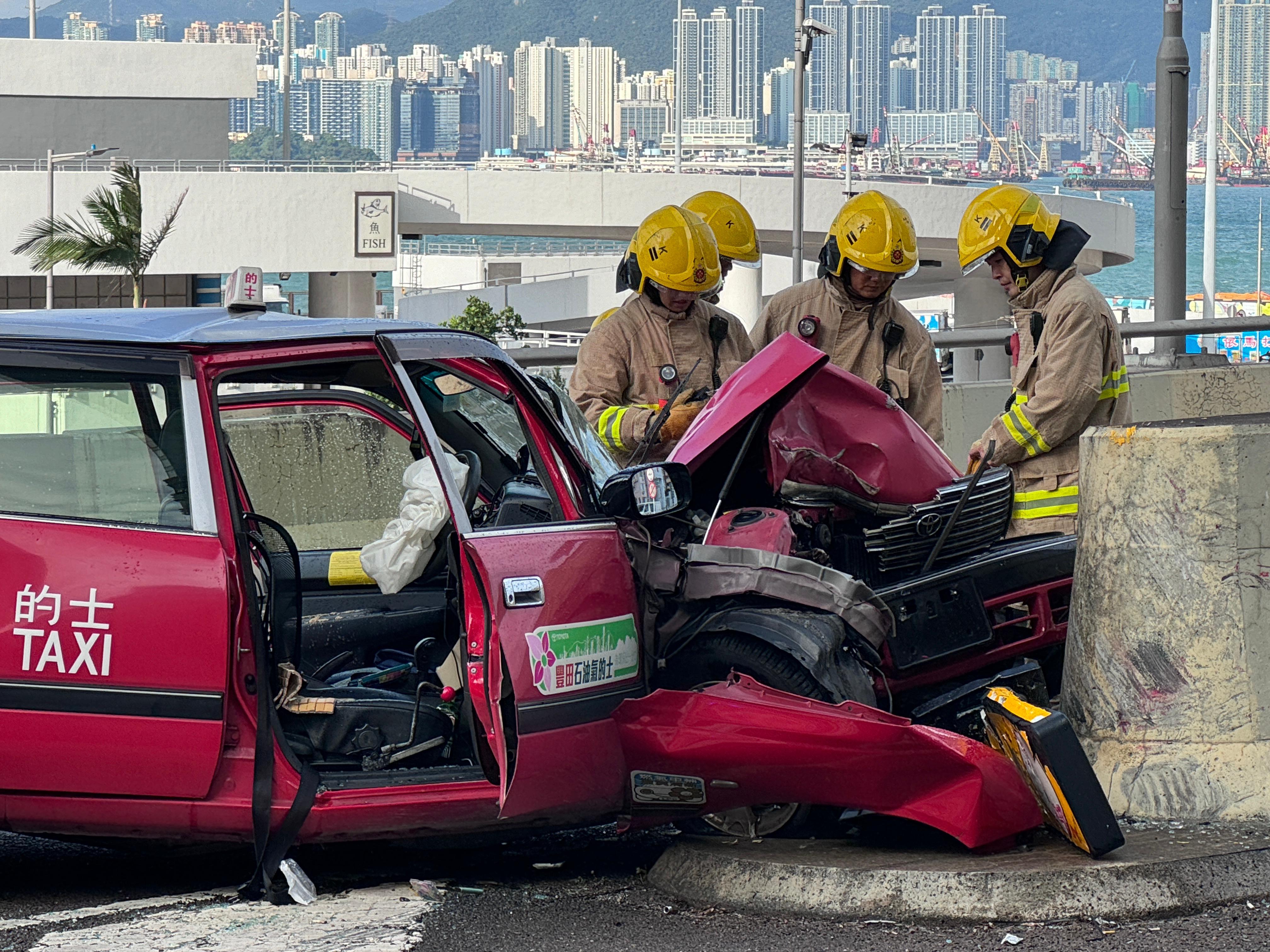 干諾道西天橋的士自炒撞壆起火　司機昏迷一度被困車內