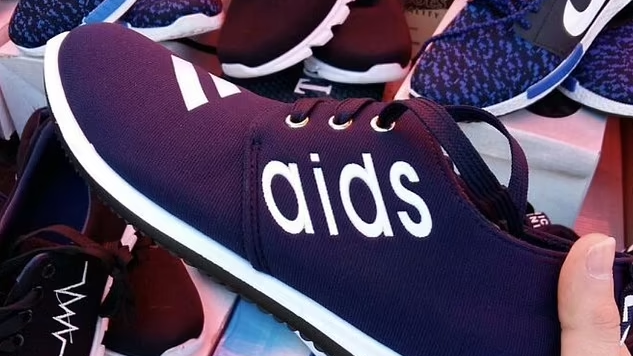 時裝災難｜盤點網民發現奇怪服裝︰愛滋鞋、發霉袋、貓毛褲、油漬衛衣 咁都可以賣？