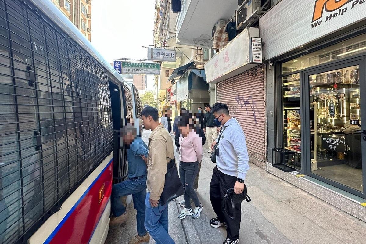 警方拘捕5人涉嫌「串謀盜竊」及「違反逗留條件」。(警方圖片)