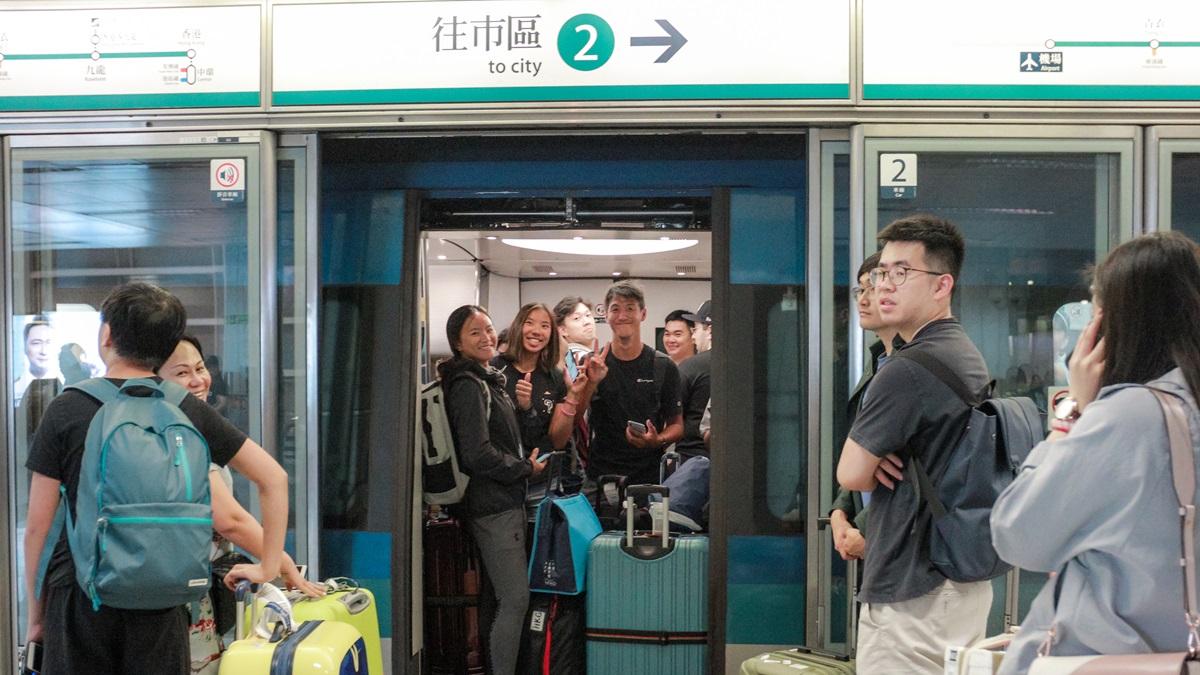 不少旅客都會乘搭機場快綫往返機場及市區。(資料圖片)