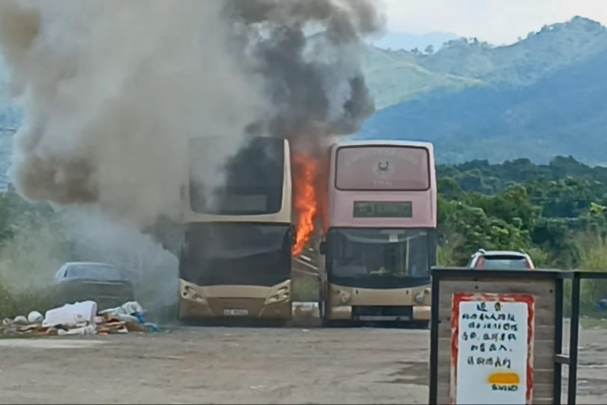 元朗白沙村有退役巴士懷疑遭縱火。(網民Chit Ho Chan@FB群組「是日快快-巴士即日相」)