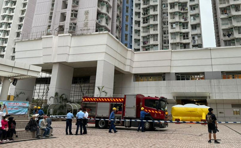 石排灣邨女子危企窗邊  消防打開氣墊戒備(facebook南區之友 2.0)