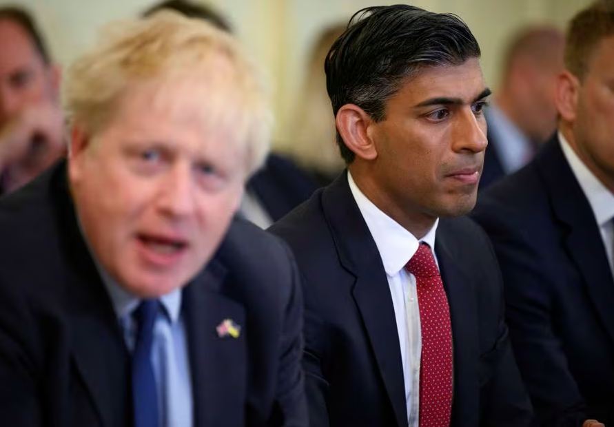  當時擔任首相的約翰遜表明不希望再次封城，當時擔任財相的辛偉誠就認為任由民眾染疫死亡都無問題。(路透社資料圖片)