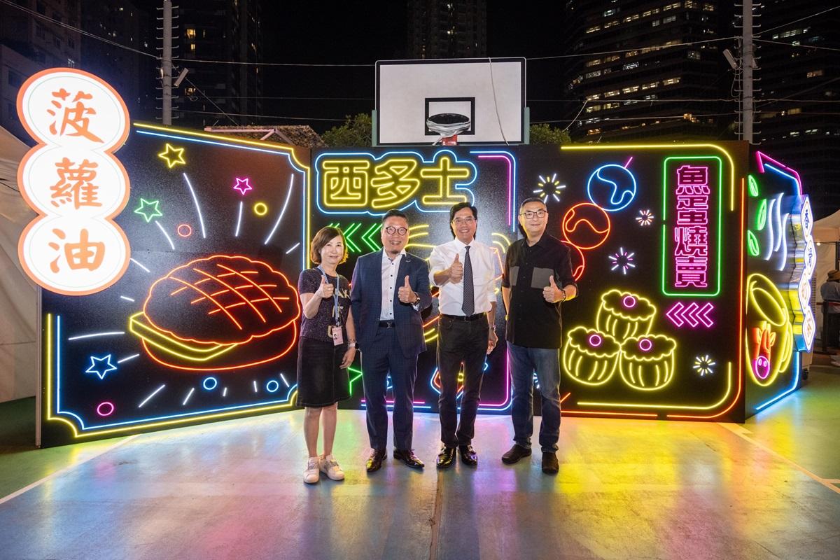 黃偉綸(右二)早排同史立德(左二)、施榮恒(右一)一齊去美食嘉年華。(黃偉綸FB)