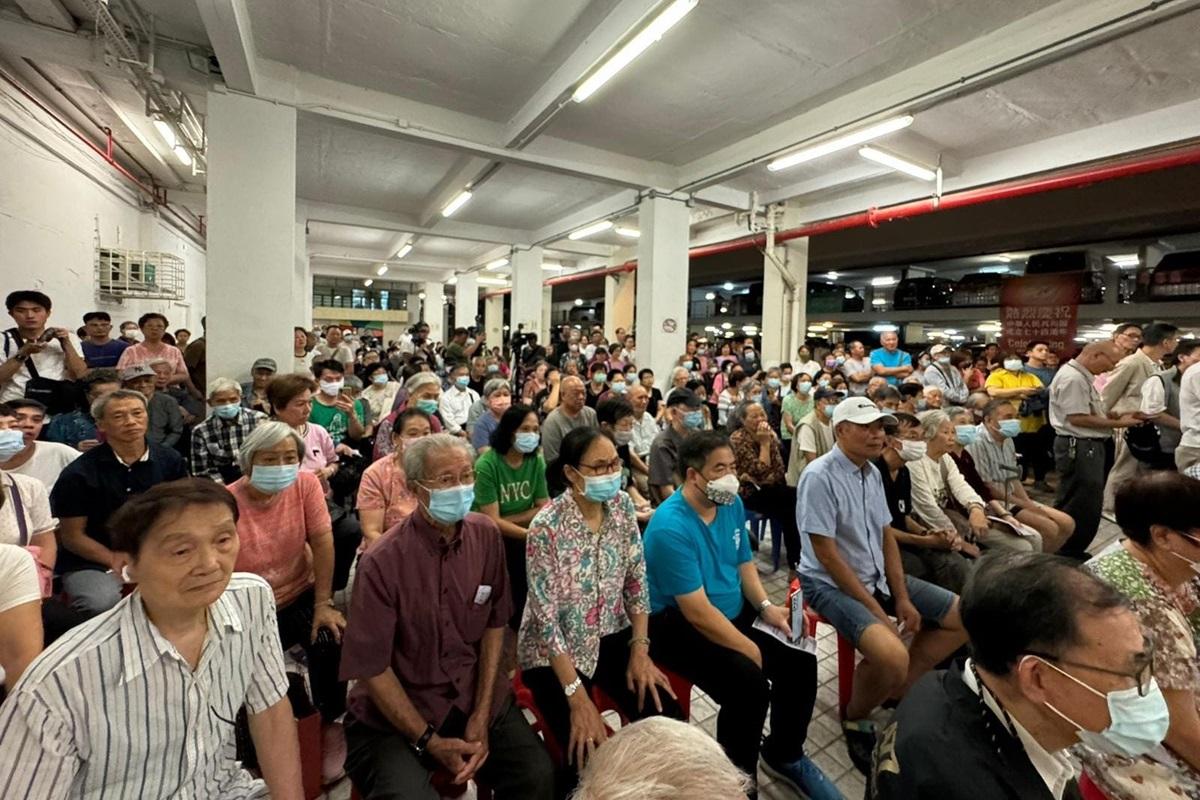 彩虹邨數百名居民晚上出席居民大會。(鄧家彪FB)