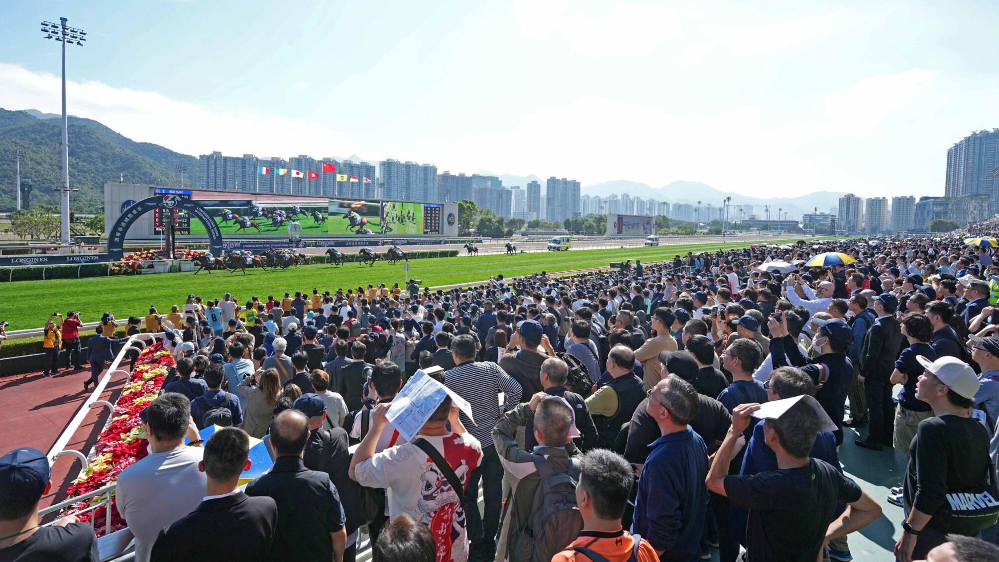 浪琴香港國際賽事在沙田馬場圓滿舉行，沙田馬場內人山人海。