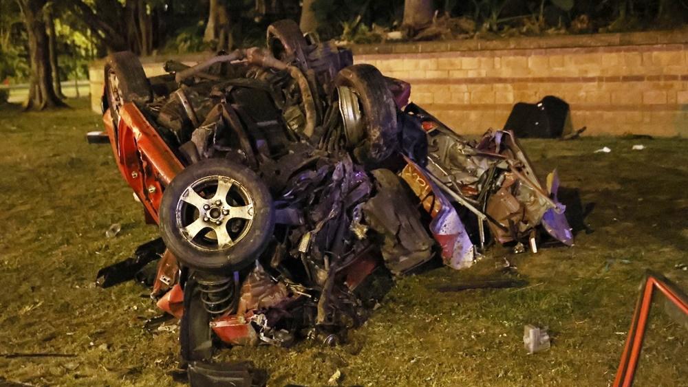 竹篙灣的士撼石牆四輪朝天，男司機送院後不治。(高登討論區@FB)