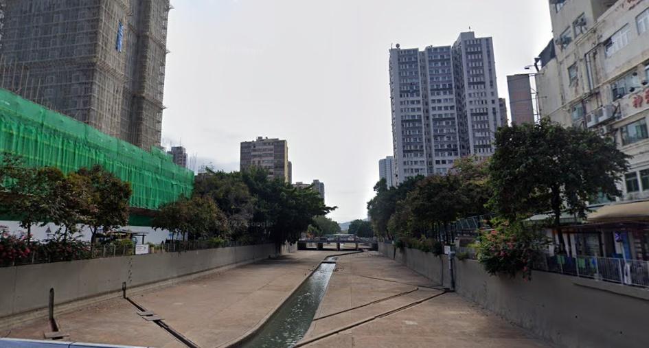 元朗女子疑失足墮明渠，昏迷送院搶救。(Google Map)