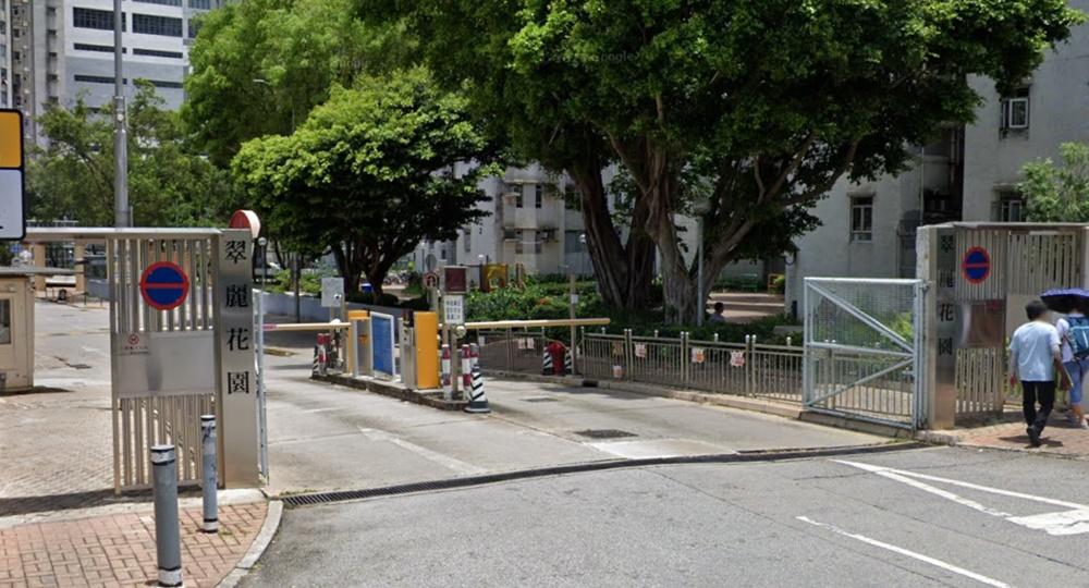 上水失戀男危坐天台，消防一度打開氣墊戒備。(Google Map)