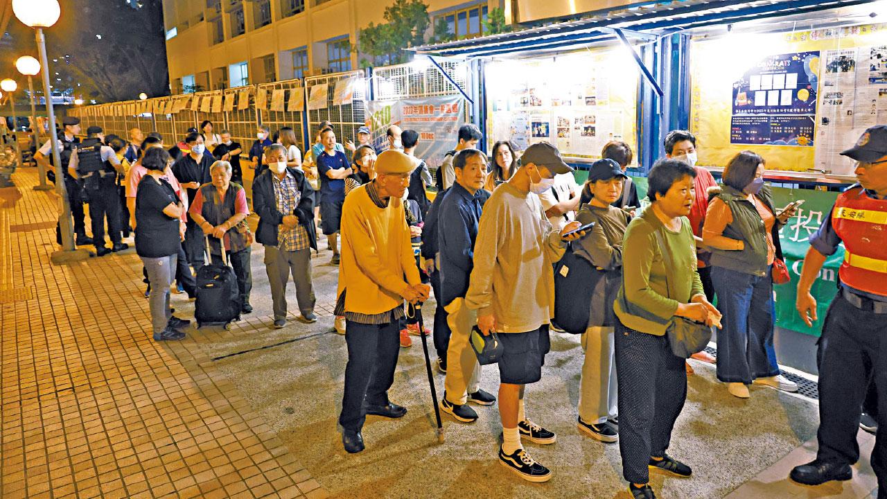 區議會選舉2023｜106萬人晚上七時半前投票 區選壞電腦 加時到午夜