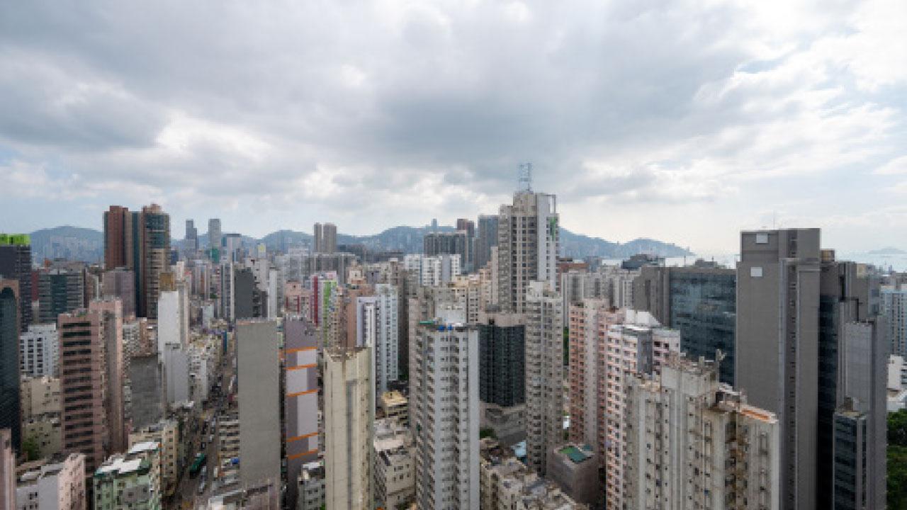 彭博研究：明年香港負資產住宅按揭佔比或超過5%，自2005年以來最高。