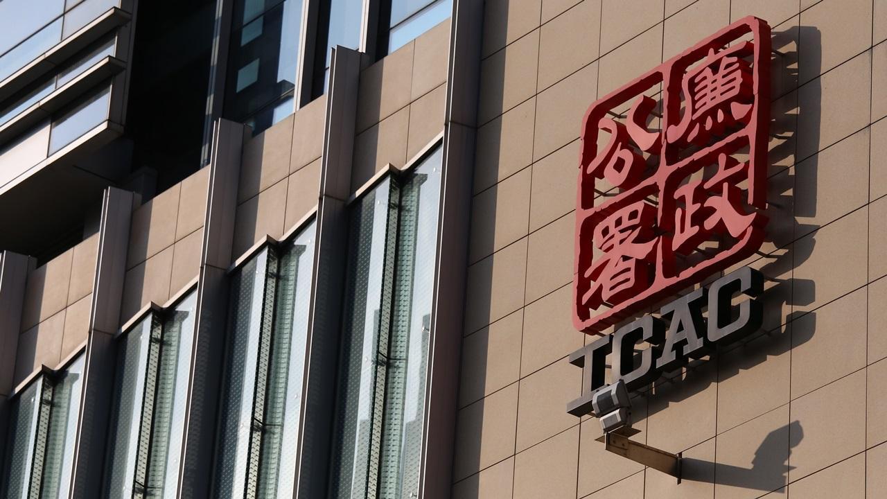 廉政公署今日(12月11日)早上落案起訴一名女子，控告她涉嫌在區議會選舉期間，在一個社交平台專頁展示貼文，煽惑他人在區議會選舉中投無效票。