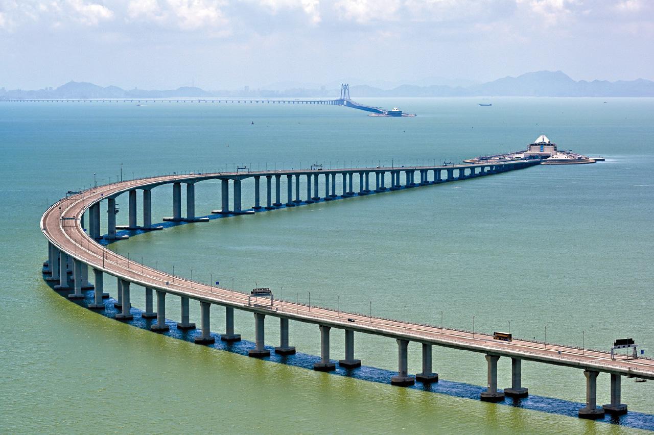 5男女「人蛇」現港珠澳大橋附近 被水警截獲拘捕