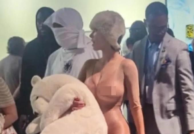 Kanye West老婆穿透視裝行藝術展遭恥笑