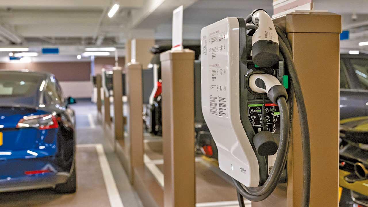謝展寰有信心3年後港設20萬充電車位 政府停車場充電明起陸續收費