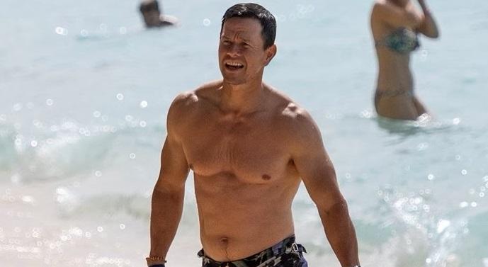 《變形金剛》麥克華堡沙灘晒肌過聖誕