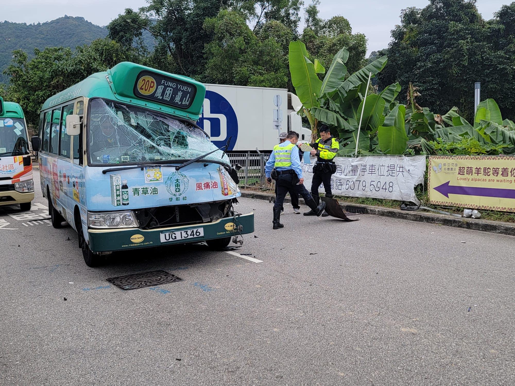 大埔綠Van與貨車相撞 小巴車頭撞至變形 6人受傷 (@fb大埔 TAI PO//Bosco Chu圖片)