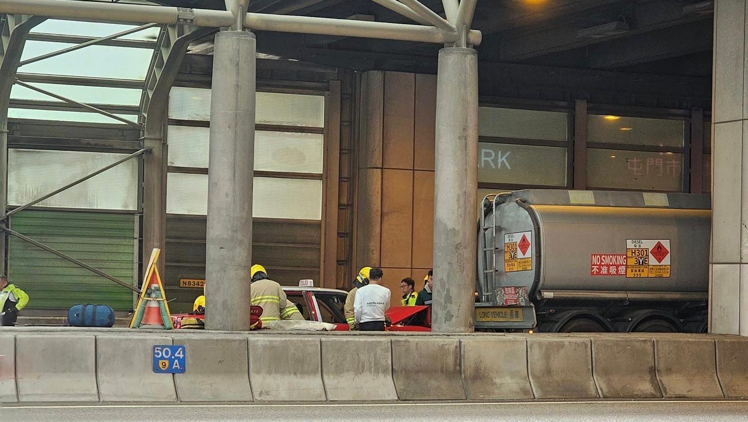 屯門公路運油車遭的士追尾撞 的士司機乘客俱傷