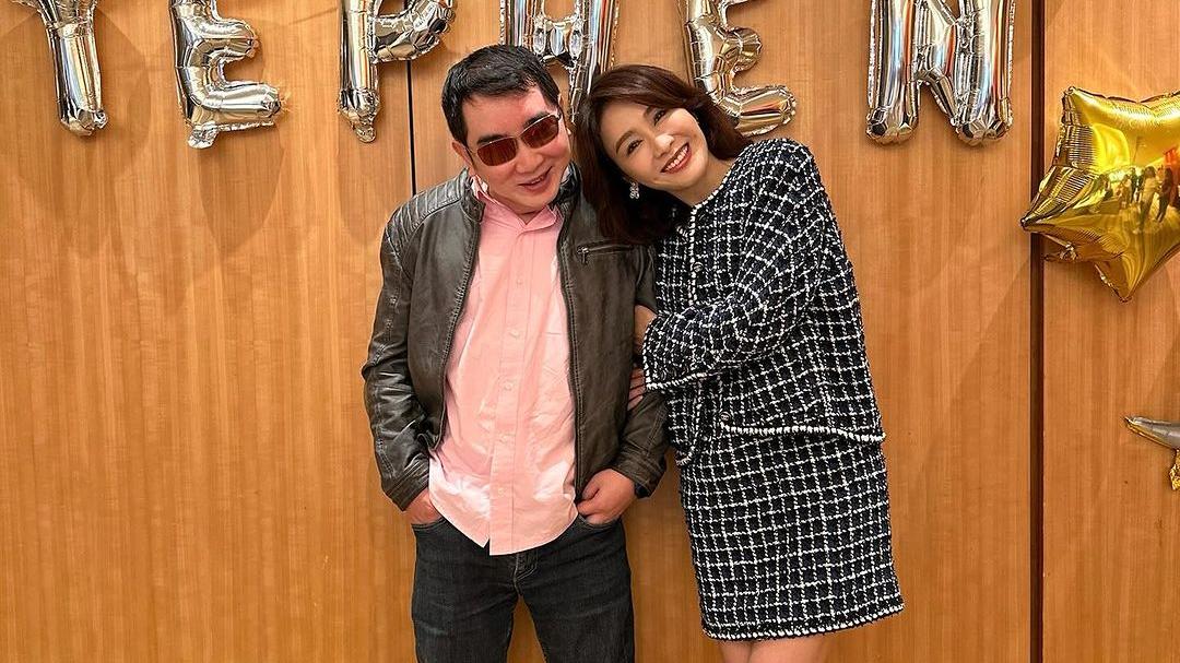 黎姿為細佬慶祝生日 黎嬰企起身雙手插袋跟全家合照