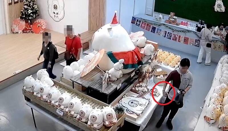 屏東縣恆春墾丁一間動物園的紀念品商店近日有來自香港的男遊客在店內盜竊，店方發現報警，惟對方已經離台。