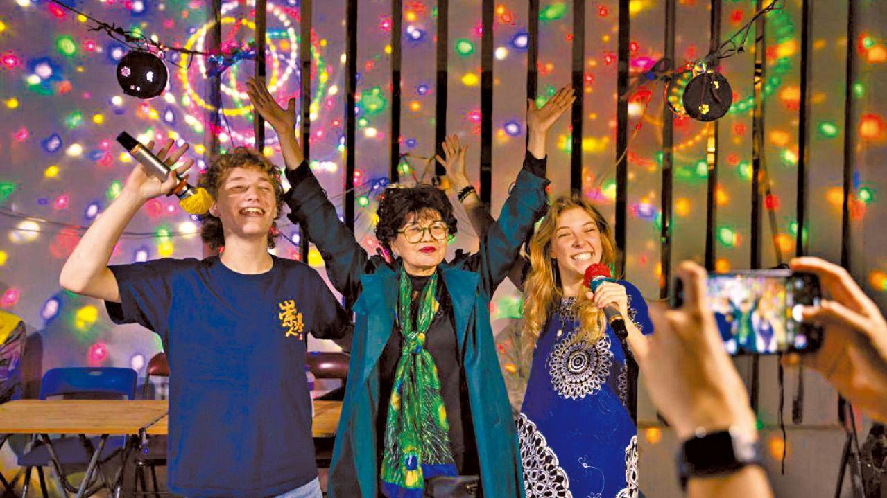 政府照單全收民主派的政策