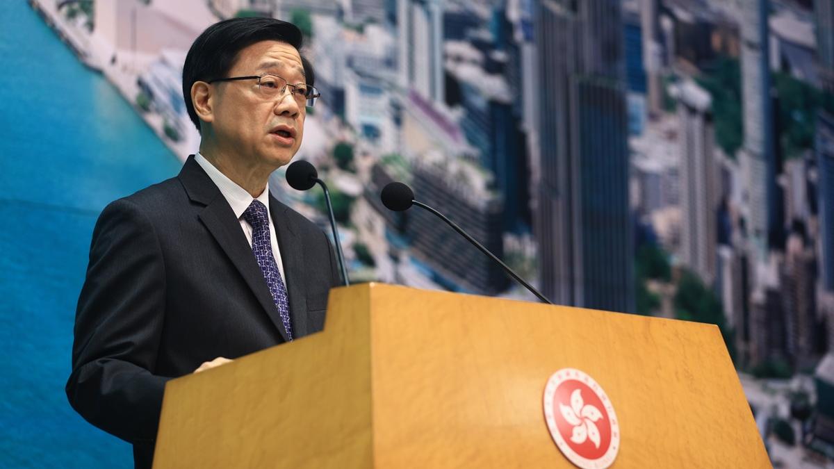 李家超指，有關長者中心接送安排是協助市民行使公民責任，不影響選民投給哪一位。(中通社)