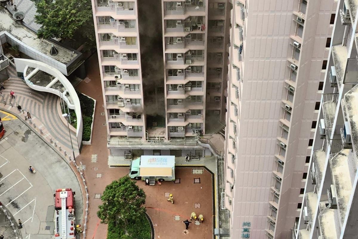 尚德邨尚真樓一個單位起火，冒出大量濃煙。(網民Ken Wong@FB群組「將軍澳主場」)