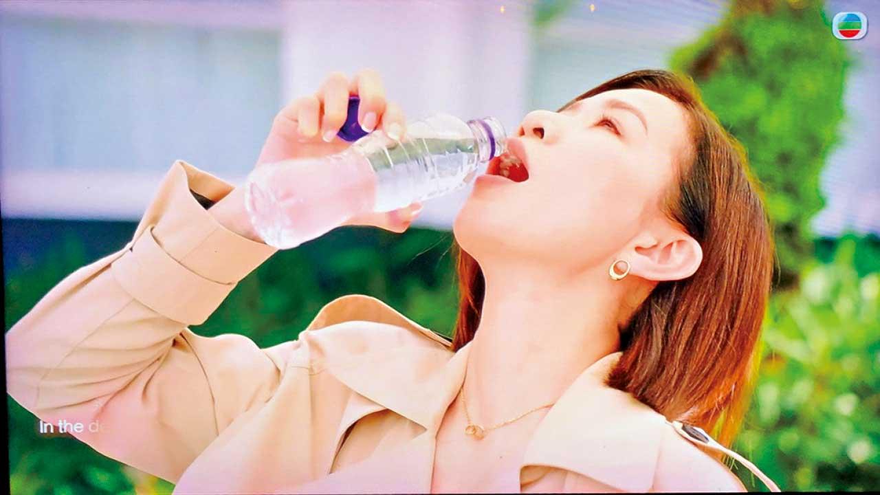 《新聞女王》尚欠一瓶樽裝水