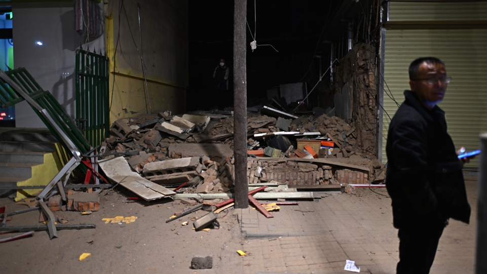 甘肅省臨夏回族自治州積石山保安族東鄉族撒拉族自治縣發生6.2級地震，震源深度10公里。  新華社照片