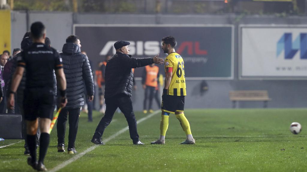  伊斯坦堡士邦主席拉隊離場。(美聯社)