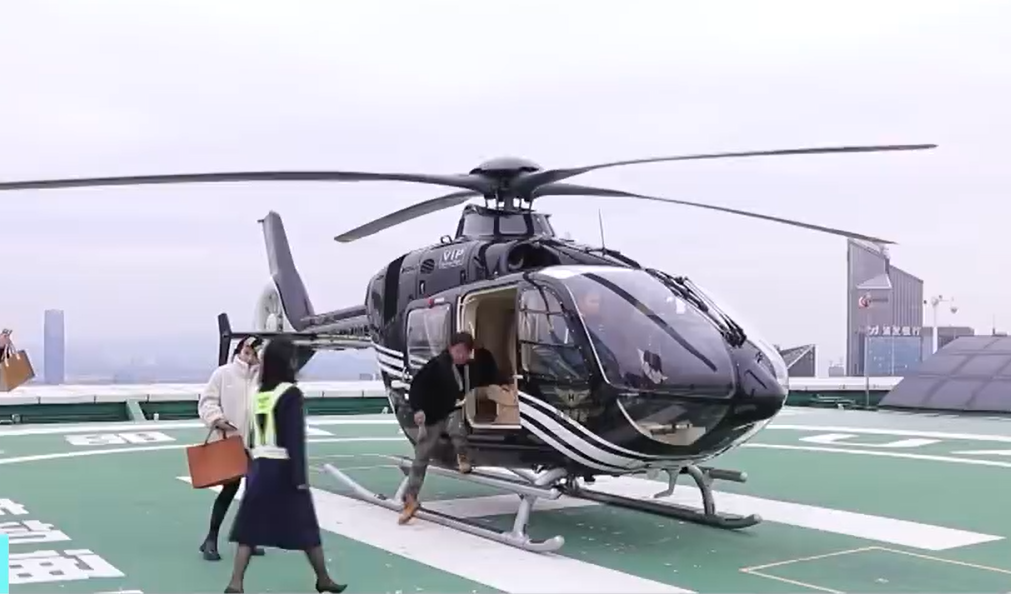 深圳市多條城際「空中的士」航線周一（25日）相繼開通，讓民眾乘坐直升機出行節省時間，服務範圍主要在粵港澳大灣區，其中飛珠海只需10分鐘，赴廣州需25分鐘。