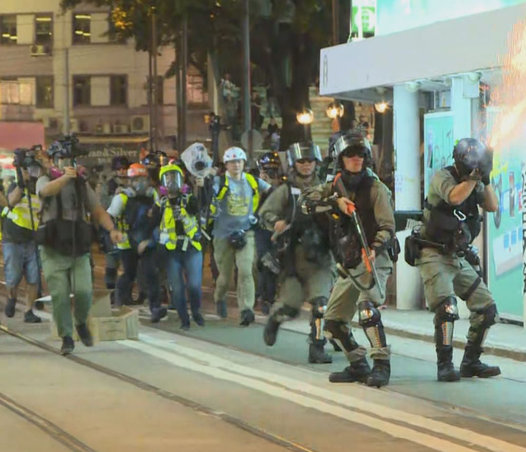 2019 年11 月2 日大批示威者在港島區集結，灣仔爆發衝突。4名涉及灣仔暴動案的男女今日(5日)在區域法院被裁定暴動罪成(NOW新聞截圖)