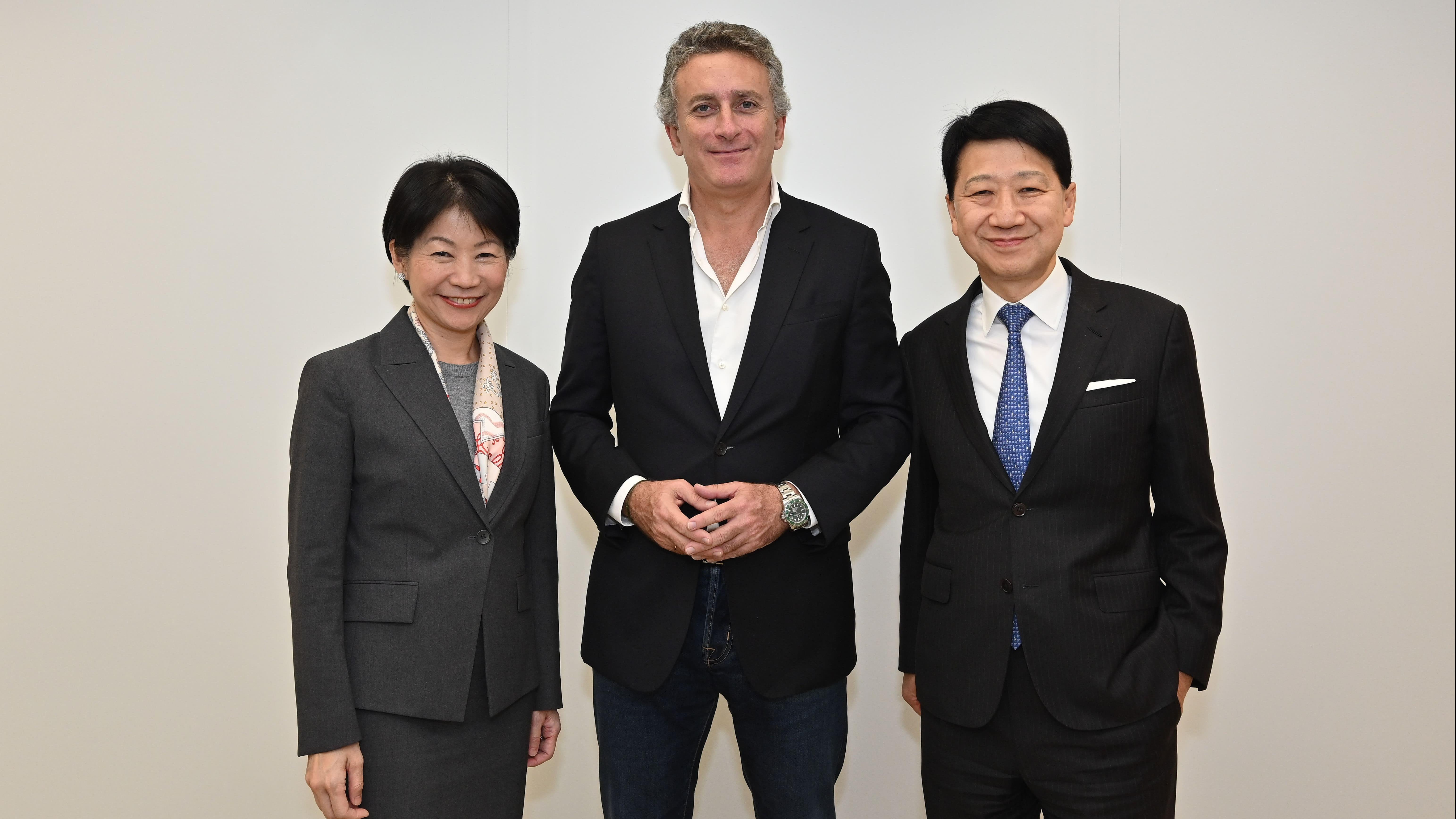 旅遊事務專員沈鳳君（左）及旅發局主席彭耀佳（右）歡迎E1主席Alejandro Agag（中）把全球首辦的UIM E1電動賽艇世界錦標賽落戶香港