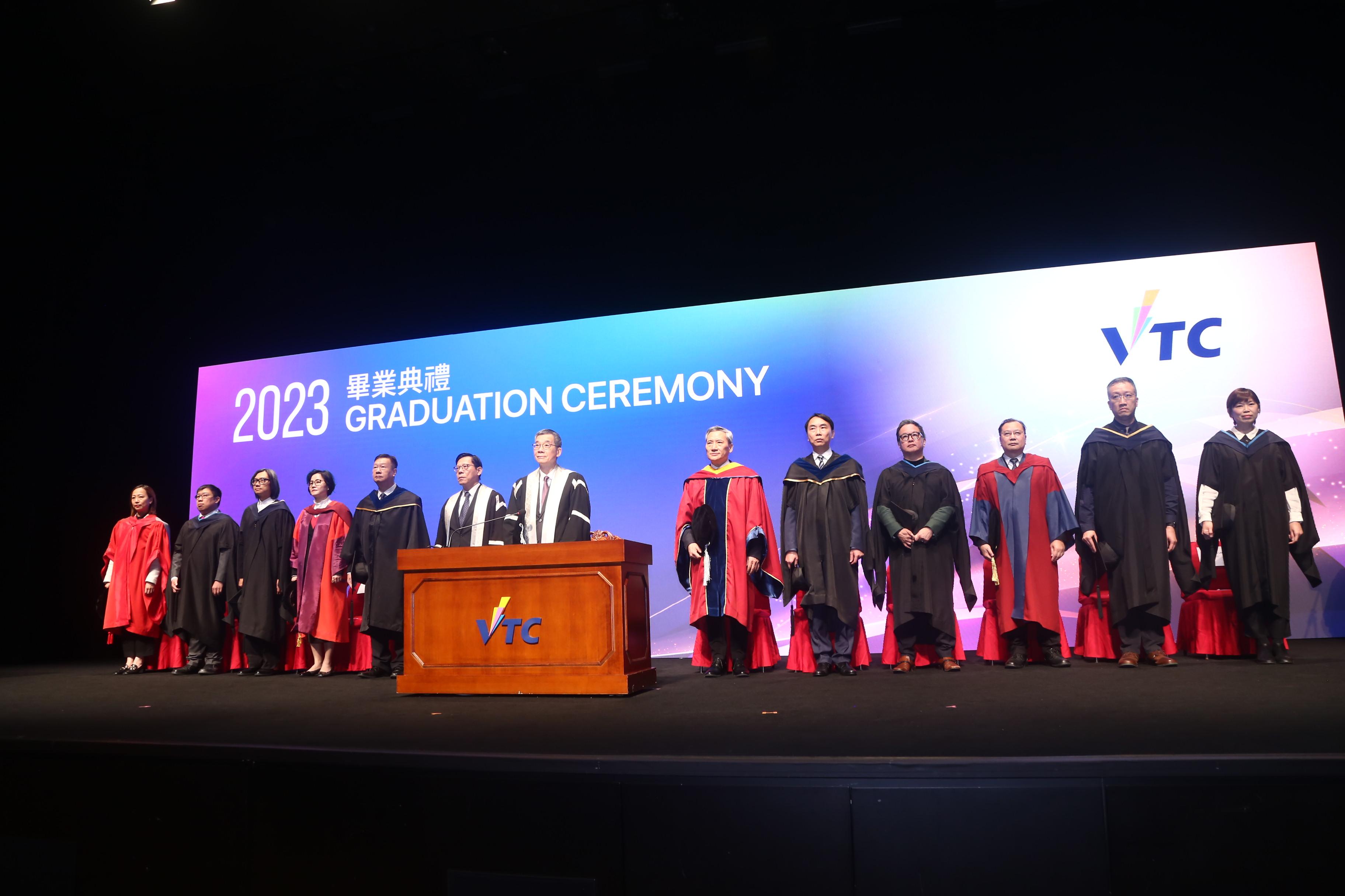 VTC舉行年度畢業典禮 設計智能手錶防長者走失學生 獲發獎學金
