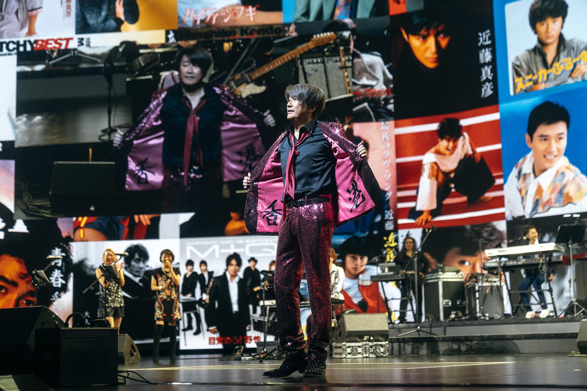 近藤真彥12年後與港澳Fans重聚  ⻄裝變出「香港」二字答謝Fans 