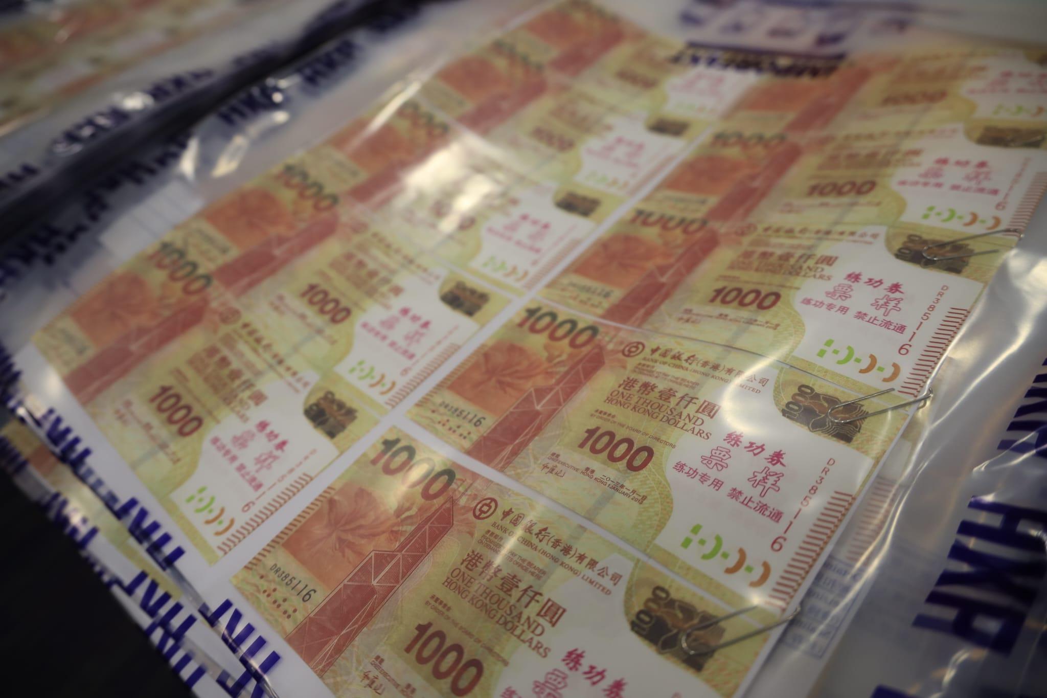 以「練功券」當真鈔騙400萬虛擬貨幣 警拘2人 (鍾式明攝)