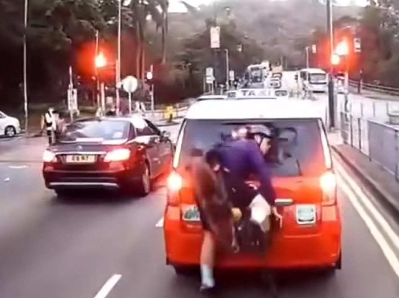 車Cam直擊｜新界單車收挈不及 騎手頭撼的士擋風玻璃 (@fb 車cam L（香港群組）/Dennis Pun 圖片)
