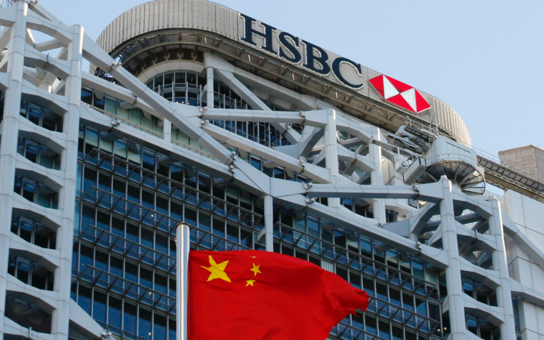 《彭博》今日(6日)引述消息報道，由於區內缺乏併購活動，滙控在大中華區商業銀行開創部門裁員，目前至少有4名駐港銀行家離職。滙控拒絕對報道置評。（路透社資料圖片）