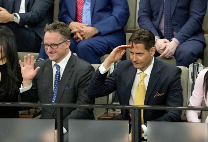 加拿大傳媒引述政府消息人士報道，當局願意向曾被中國扣押近3年的商人斯帕弗（左）及前外交官康明凱（右)，各支付約300萬加元(約1,776萬港元)和解作為補償，及避免加方的情報收集計劃在法庭被公開。(資料圖片)