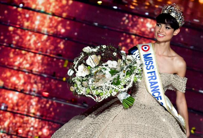 法國小姐選舉上周六(16日)舉行，由芳齡20歲的短髮佳麗吉爾斯（Eve Gilles）奪冠，有別於以往冠軍都是長髮、飄逸及曲髮等造型，吉爾斯是這項選美活動103年歷史中首名非長髮冠軍